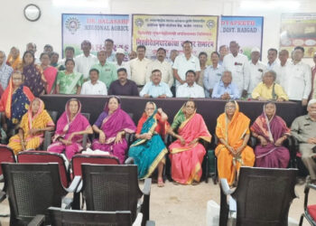 कृषी संशोधन केंद्रात सेवानिवृत्तांचा सत्कार