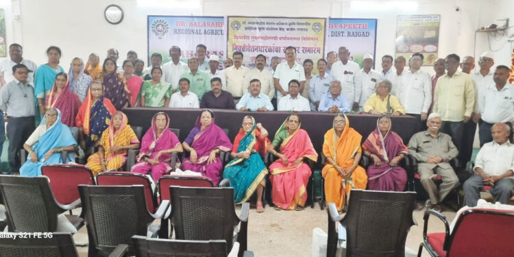 कृषी संशोधन केंद्रात सेवानिवृत्तांचा सत्कार