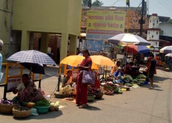 भाजी विक्रेत्यांना छत्रीचा आधार