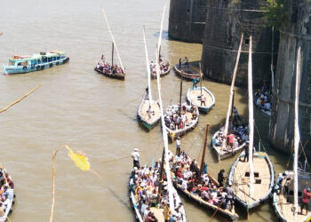 मुरूड समुद्रकिनारी पर्यटकांची वर्दळ