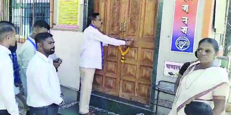 आंबेडकर जयंतीदिनी ग्रामपंचायतीला कुलूप; ग्रामस्थ आक्रमक