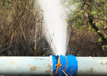 पाईपलाईन फुटून हजारो लीटर पाणी वाया