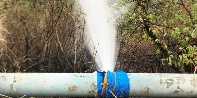 पाईपलाईन फुटून हजारो लीटर पाणी वाया