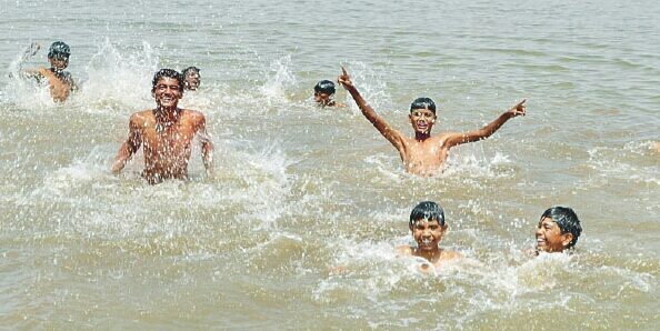 उकाडा झाला असह्य; सरोवरात पोहण्यासाठी तरुणांची लगबग