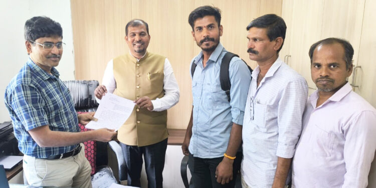 फार्म हाऊसच्या मालकांच्या सोयीसाठी रस्ता वळविला