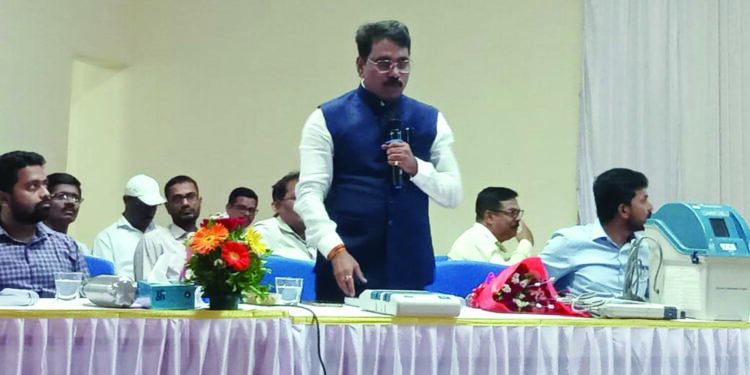 मतदान केंद्रावरील अधिकारी, कर्मचार्‍यांना प्रशिक्षण