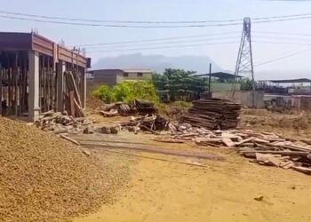 रस्ता बंद करुन शेतकर्‍यांची अडवणूक