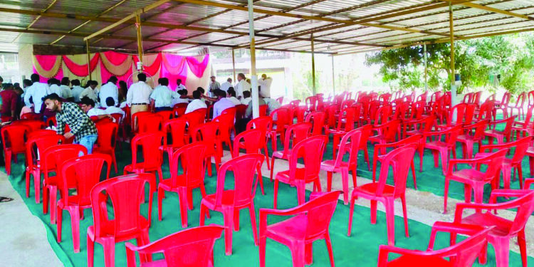 तटकरेंच्या सभेची जोरदार चर्चा अन्‌ रिकाम्या खुर्च्या