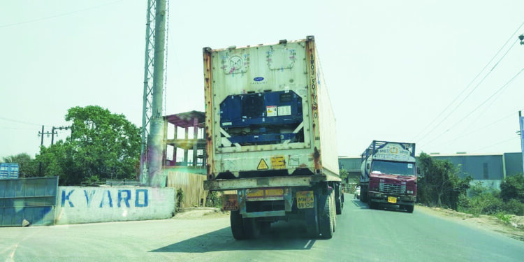 दास्तान-दिघोडे मार्गावर बंदीनंतरही अवजड वाहतूक सुरू