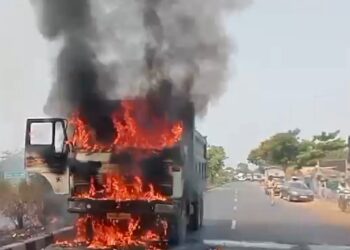 चौक गावाजवळ डंपरला आग