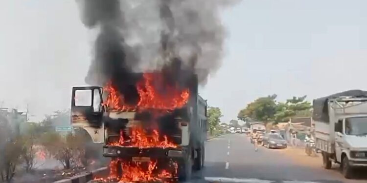 चौक गावाजवळ डंपरला आग