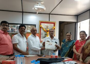 निबंध स्पर्धेतील विजेतांचे बक्षीस वितरण