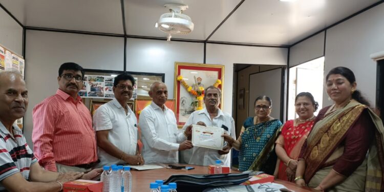 निबंध स्पर्धेतील विजेतांचे बक्षीस वितरण