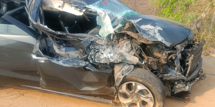 मुंबई-गोवा महामार्गावर कारचा भीषण अपघात; चालक गंभीर जखमी