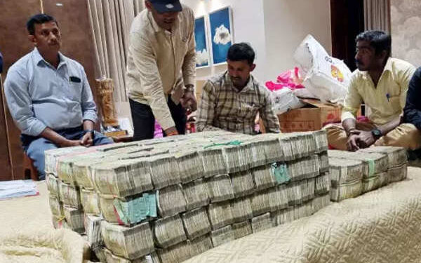 निवडणुकीत पैशांचा पाऊस; रोज 100 कोटींची जप्ती