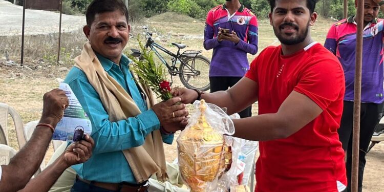 नवगावमध्ये टेनिस क्रिकेटचा थरार