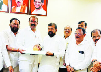 संजोग वाघेरे यांना एबी फॉर्म सुपूर्द