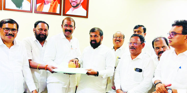 संजोग वाघेरे यांना एबी फॉर्म सुपूर्द