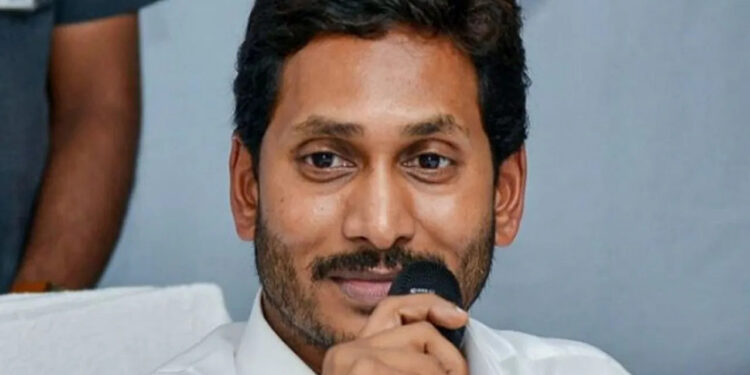 आंध्र प्रदेशच्या मुख्यमंत्र्यांवर रोड ‘शो’ दरम्यान दगडफेक