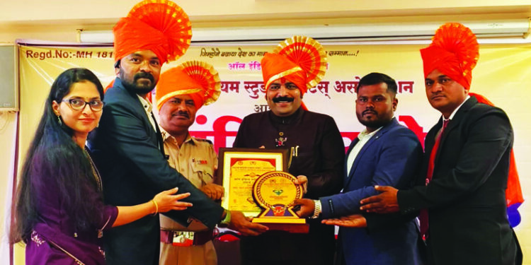 कराटे प्रशिक्षक गायकवाड यांना पुरस्कार