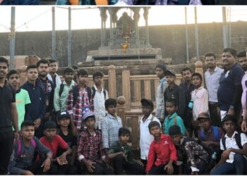 विद्यार्थ्यांची रायगडवर भटकंती