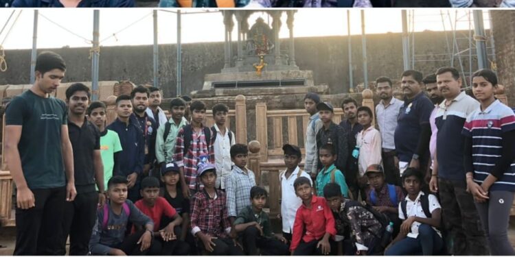 विद्यार्थ्यांची रायगडवर भटकंती