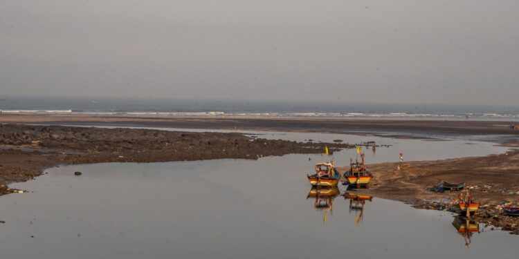 मुरुड किनारी वाळूचा गाळ