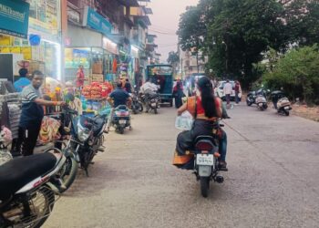 महाड बाजारपेठेत वाहतूक कोंडी