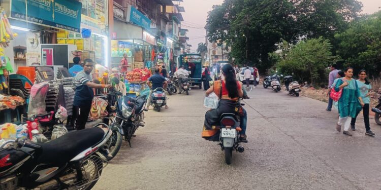 महाड बाजारपेठेत वाहतूक कोंडी