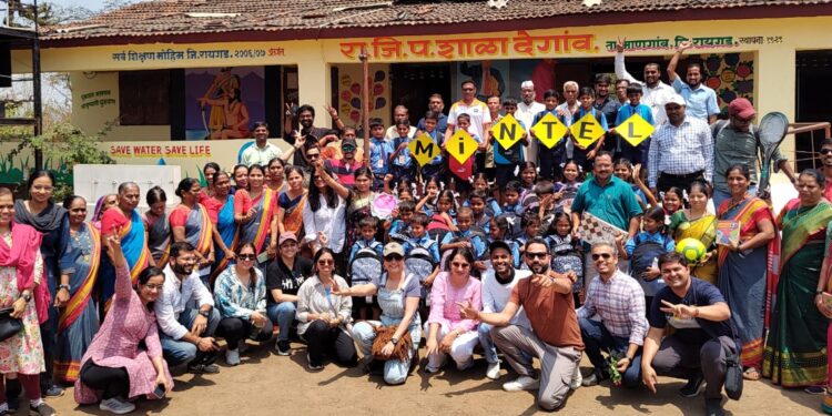 देगाव शाळेतील विद्यार्थ्यांना साहित्य व खाऊ वाटप