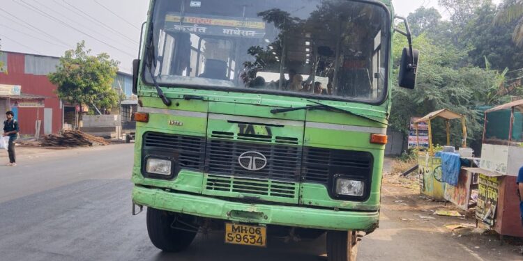 माथेरान घाटात मिनी बस बंद;  प्रवाशांकडून संताप