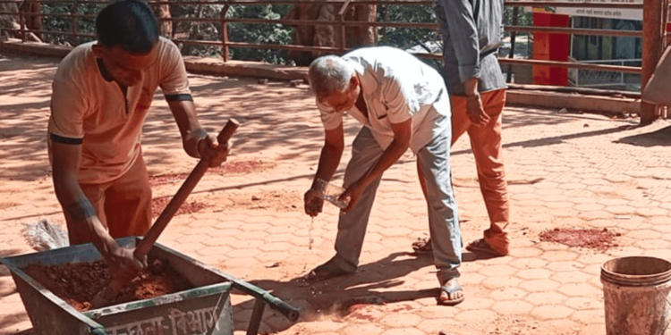 माथेरानमध्ये खड्डे भरण्यास सुरुवात