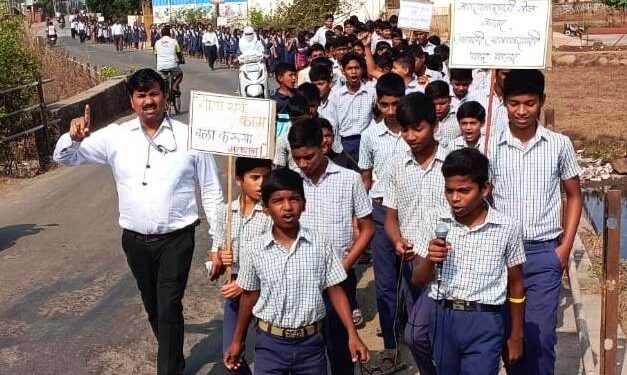 नांदगाव हायस्कूलची मतदान जागृतीसाठी प्रचार फेरी