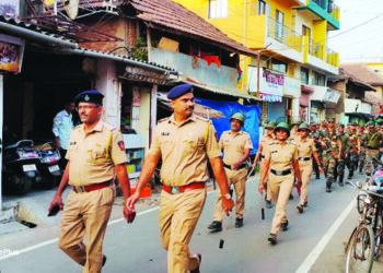 निवडणुकीच्या पार्श्वभूमीवर पोलिसांचे संचलन