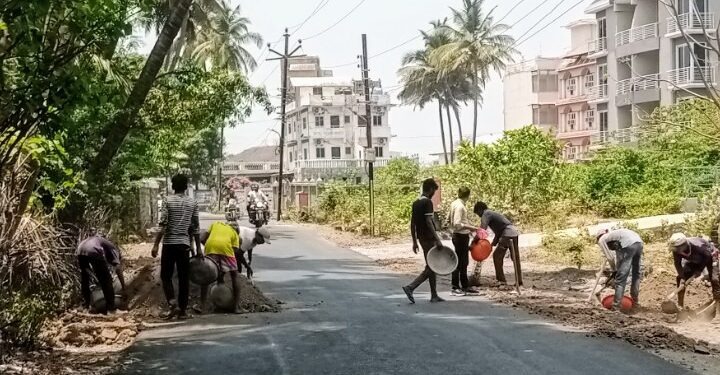 मुरुड-आगरदांडा साईडपट्ट्या भरण्यास सुरुवात
