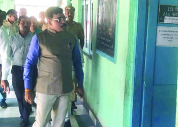 जिल्हाधिकाऱ्यांनी केली नागोठणे विभागातील मतदान केंद्रांची पाहणी