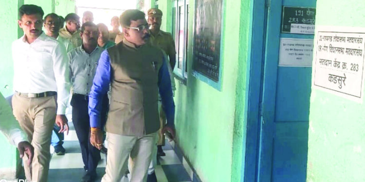 जिल्हाधिकाऱ्यांनी केली नागोठणे विभागातील मतदान केंद्रांची पाहणी
