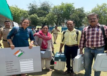 पहिल्या टप्प्यातील मतदानासाठी पोलिंग पार्टी रवाना