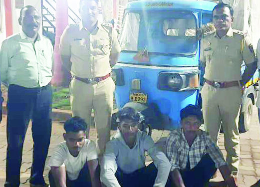 बांधकाम साहित्य चोरट्यांना अटक