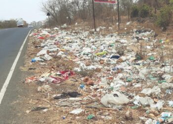 शेलू येथे रस्त्याच्या कडेला प्लास्टिक पिशव्यांचा खच