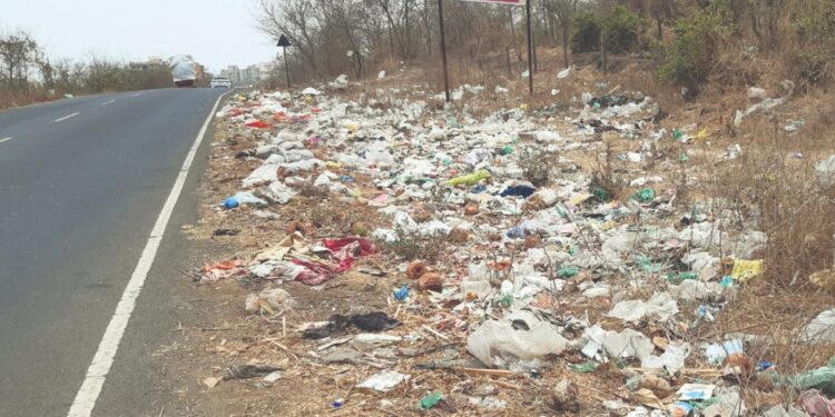 शेलू येथे रस्त्याच्या कडेला प्लास्टिक पिशव्यांचा खच