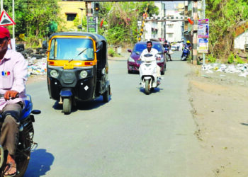 नेरळ-कळंब रस्त्यावर साईडपट्टी नसल्याने अपघात