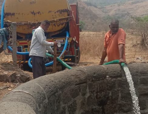 टँकरने भागली आषाणे ग्रामस्थांची तहान
