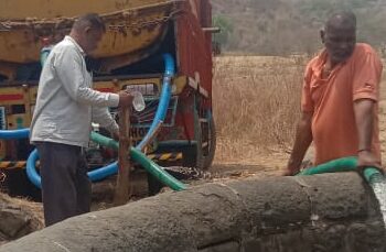 टँकरने भागली आषाणे ग्रामस्थांची तहान