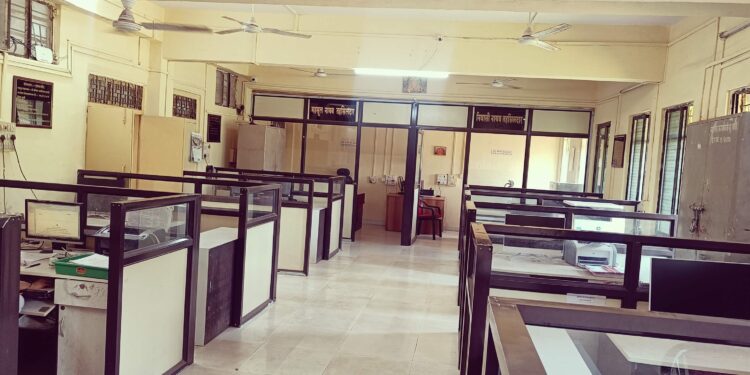 अधिकारी-कर्मचारी निवडणुकीच्या कामात