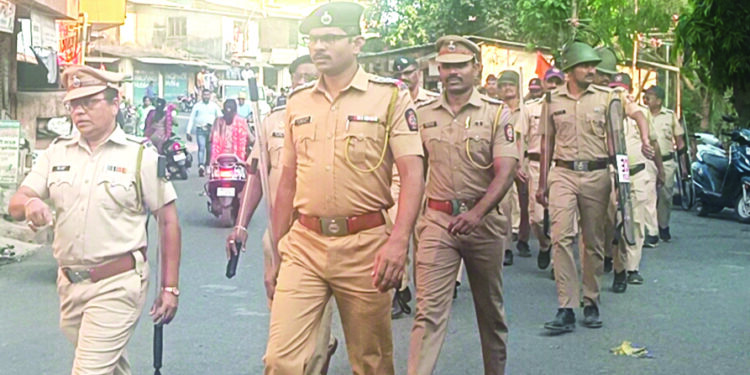 पाली शहरातून पोलिसांचे रूट मार्च !
