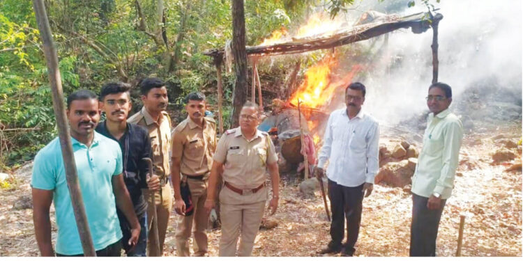 अवैध गावठी दारूच्या भट्ट्यांवर कारवाई