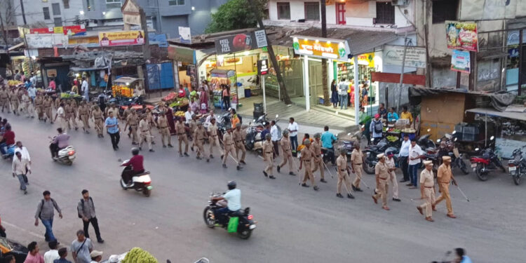 पेणमध्ये लोकसभा निवडणूकीच्या पाश्‍वभूमीवर पोलिसांचे संचलन