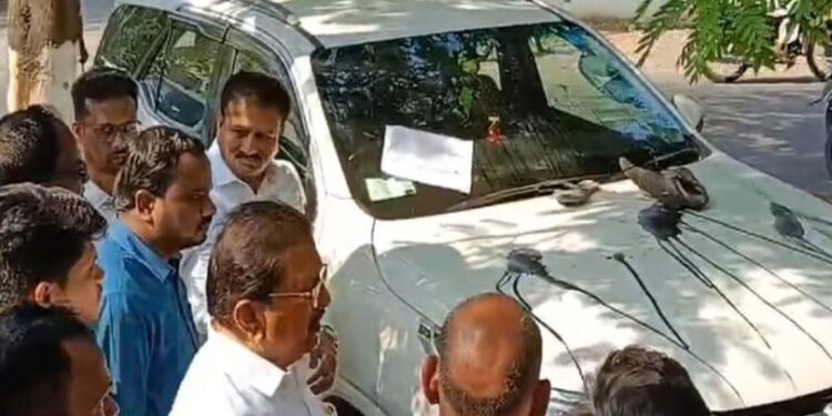 प्रकाश शेंडगेंच्या मोटारीला चपलांचा हार