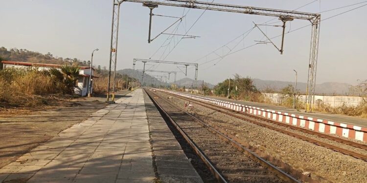 रेल्वे स्थानकाला समस्यांचा विळखा